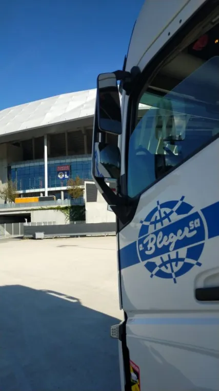 Un camion BLEGER dans l'enceinte du stade OLYMPIQUE LYONNAIS, Hilsenheim, Transports BLEGER