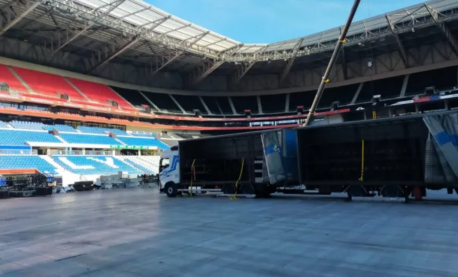 Un camion BLEGER dans l'enceinte du stade OLYMPIQUE LYONNAIS, Hilsenheim, Transports BLEGER